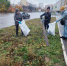 В рамках осеннего месячника по уборке работники управления образования собирали мусор в микрорайоне «Фестивальный» - Газета Йошкар-Ола
